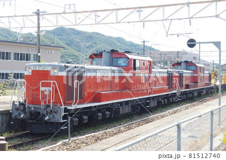 山陽本線・吉永駅に停車中のDD51重連牽引のレール輸送列車(工臨) 山陽本線・吉永駅に停車中のDD51重連牽引のレール輸送列車(工臨) 81512740