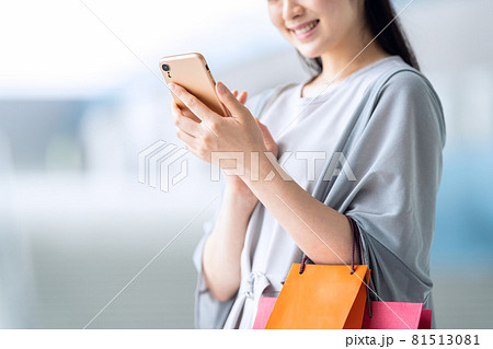 女性 ショッピング スマホ 買い物 女性 ショッピング スマホ 買い物 81513081