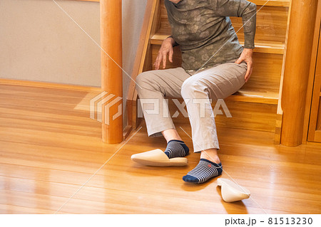 階段を踏み外した高齢者 81513230