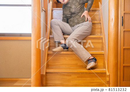 階段を踏み外した高齢者 81513232