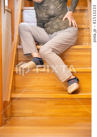 階段を踏み外した高齢者 81513233