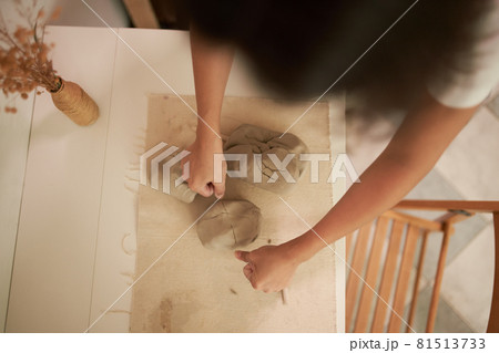 Crop potter cutting clay with thread 81513733