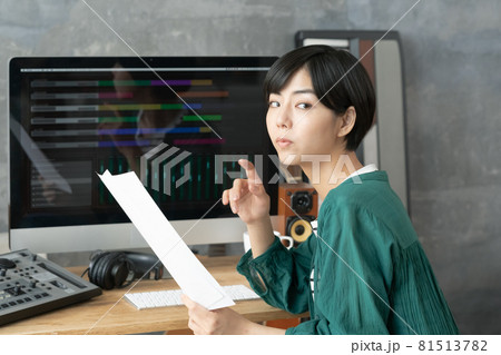 作曲をする女性 作曲をする女性 81513782