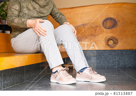 膝が痛い高齢者の女性 膝が痛い高齢者の女性 81513887