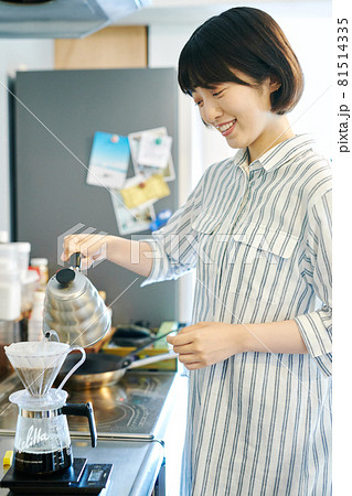 コーヒーを淹れる女性 81514335