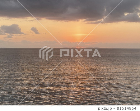 沖縄　海と赤い夕日 81514954