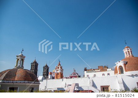 メキシコ　塔がいっぱいのプエブラの歴史地区の町並み 81515024