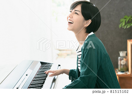 ピアノを弾く女性 81515102