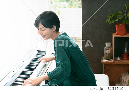 ピアノを弾く女性 ピアノを弾く女性 81515104