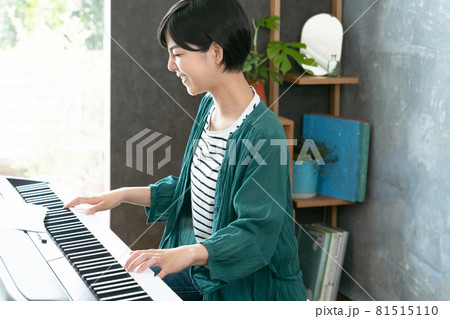 ピアノを弾く女性 81515110