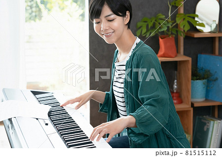 ピアノを弾く女性 ピアノを弾く女性 81515112