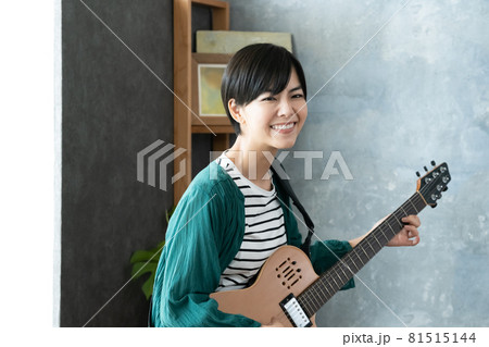 音楽を楽しむ女性 81515144