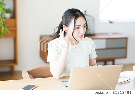 イヤホンに手を当てて会話を聞き取る女性 イヤホンに手を当てて会話を聞き取る女性 81515491