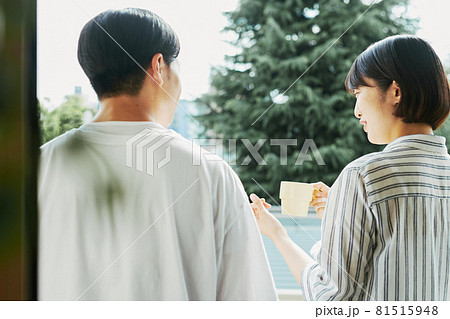 ベランダでコーヒーを飲む男女 ベランダでコーヒーを飲む男女 81515948