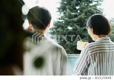 ベランダでコーヒーを飲む男女 ベランダでコーヒーを飲む男女 81515949