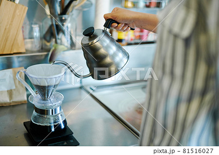 キッチンでコーヒーを淹れる女性 81516027