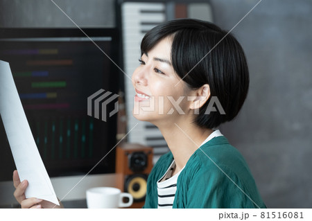 歌う女性 81516081