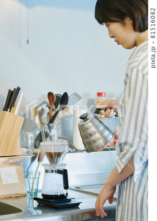 キッチンでコーヒーを淹れる女性 81516082