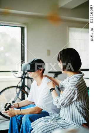 室内でVRを楽しむカップル 室内でVRを楽しむカップル 81516097