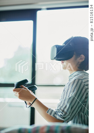 室内でVRを楽しむ女性 81516134
