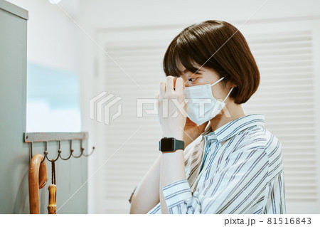 マスクを着用する女性 マスクを着用する女性 81516843
