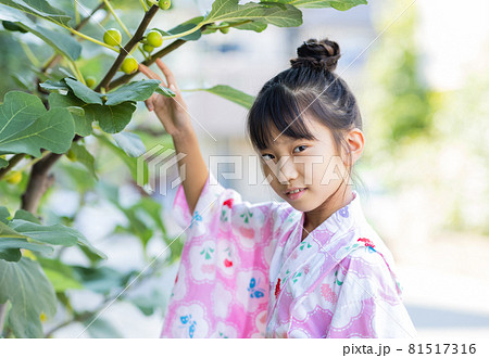 浴衣を着た可愛い女の子の写真素材