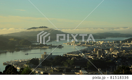 気仙沼市安波山から見る朝の気仙沼湾と亀山 81518336
