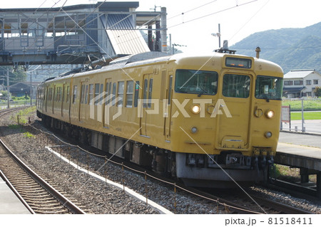 山陽本線・有年駅に停車する上り普通電車115系 山陽本線・有年駅に停車する上り普通電車115系 81518411