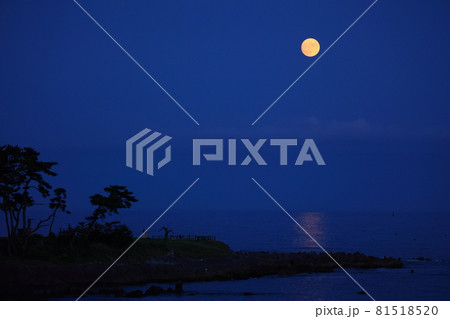 気仙沼市の観光名所岩井崎の月の出 気仙沼市の観光名所岩井崎の月の出 81518520