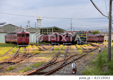 松任工場にて留置中の国鉄型車両たち 松任工場にて留置中の国鉄型車両たち 81519062