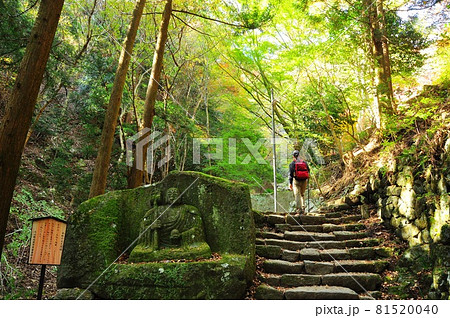 伊勢原市　大山登山道女坂の爪切地蔵（大山の七不思議）と登山者 81520040