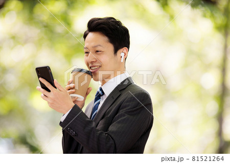 ビジネスマン　スマホ　イヤホン 81521264