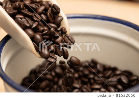 容器に入れられるコーヒー豆 81522050