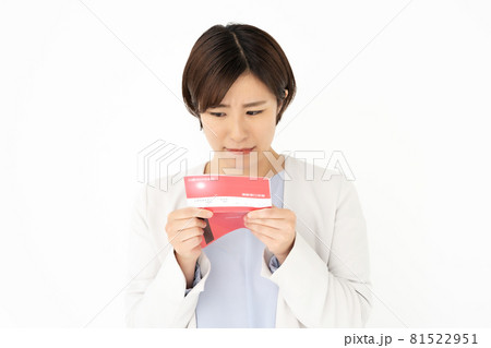 ビジネスウーマン  通帳　悩む　お金 81522951