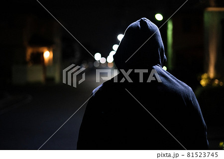 フードを被った怪しい男性の後ろ姿 81523745