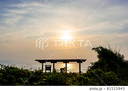《京都府》夕日ヶ浦海岸　夕日の路 81523943