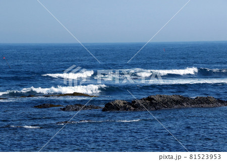 海原の波と青い空 海原の波と青い空 81523953