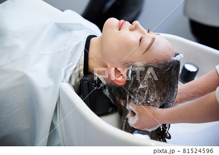 美容室　美容院　ヘアサロン　若い女性　シャンプー 81524596
