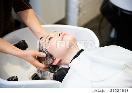 美容室 美容院 ヘアサロン 若い女性 シャンプー 美容室 美容院 ヘアサロン 若い女性 シャンプー 81524613