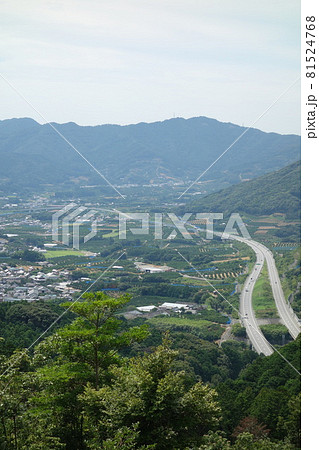 東名三ヶ日JCT方面を山から望む 縦 東名三ヶ日JCT方面を山から望む 縦 81524768