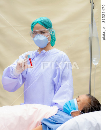 Doctors were wearing a mask, glasses, hands holding a tube for collecting blood samples to analyze the cause of the elderly patients Doctors were wearing a mask, glasses, hands holding a tube for collecting blood samples to analyze the cause of the elderly patients 81525470
