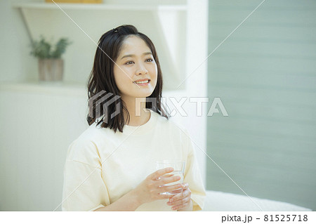 女性 ベッドルーム 女性 ベッドルーム 81525718