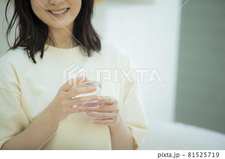 女性 ベッドルーム 女性 ベッドルーム 81525719