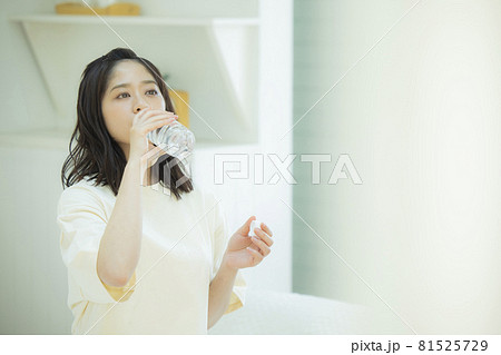 女性　ベッドルーム 81525729