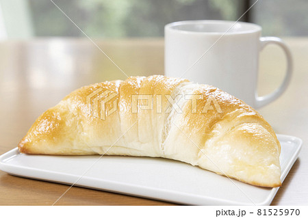 美味しい塩バターロールとコーヒー 美味しい塩バターロールとコーヒー 81525970