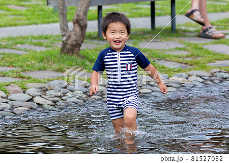 夏休みの一コマ　水遊び 81527032