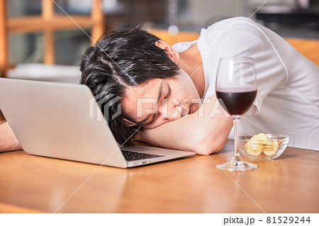 オンライン飲み会で酔っ払う若い男性 オンライン飲み会で酔っ払う若い男性 81529244