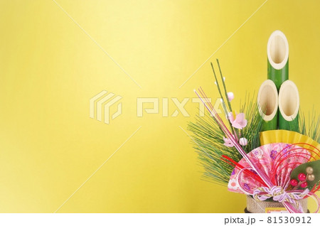 門松のコピースペース 黄金バック 門松のコピースペース 黄金バック 81530912