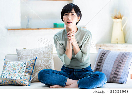 手を組んで祈る若い女性 81531943