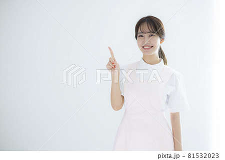 白衣とエプロンの女性 白衣とエプロンの女性 81532023